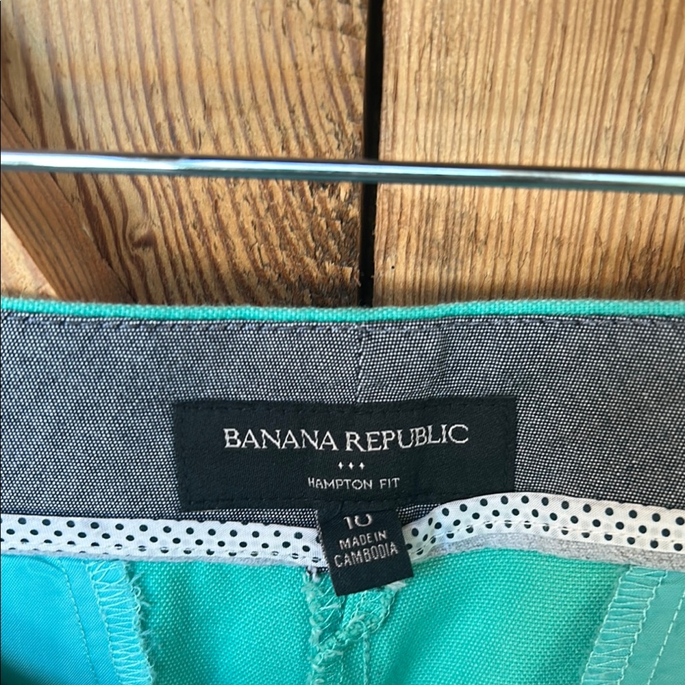 Banana Republic Shorts with Flat Front Design - Picture 6 of 7